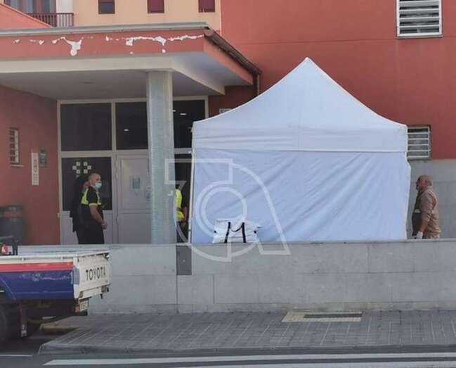 Carpa instalada en el exterior del Centro de Salud de Los Llanos (Foto TA)